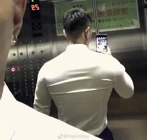 这张肌肉男背影照让网友不淡定了