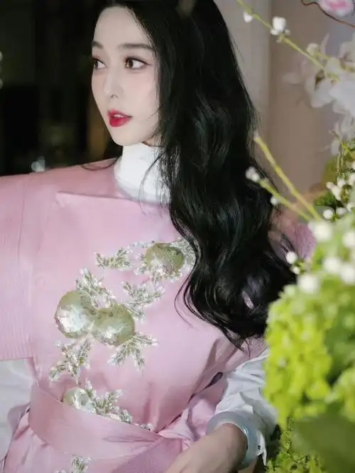 范冰冰又带火了一个国货时装品牌!穿粉色刺绣裙彰显东方美,超牛