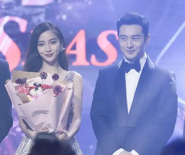 黄晓明baby合体 贴心帮提裙恩爱十足