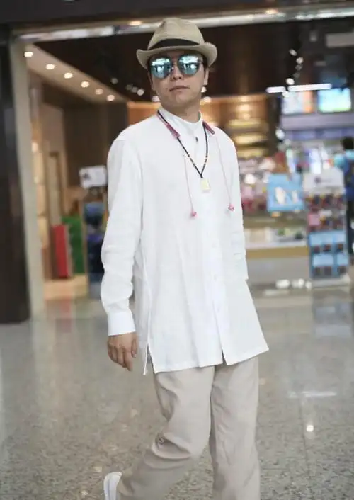 41岁李玉刚戴"刘能同款"凉帽亮相 一身佛系穿搭休闲自在