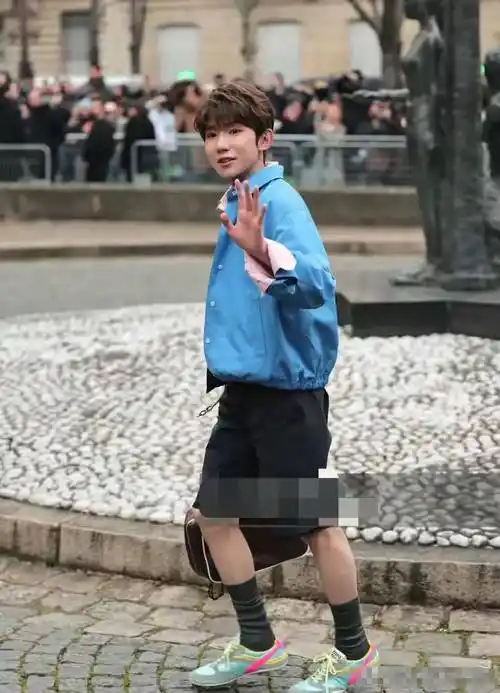 24岁王源巴黎看秀身高太矮,为显高踮脚走路,网友辣评:像小学生