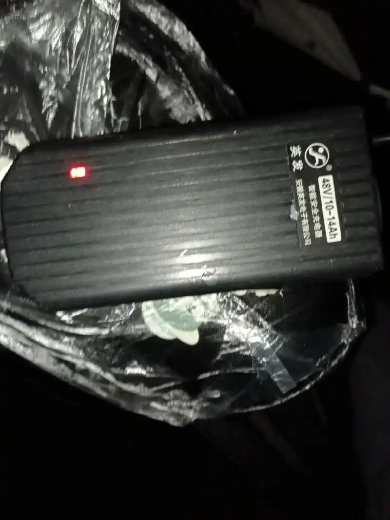 英发yf2-48v12ah电动车充电器摔坏了,经过3次修复,终于恢复正常.