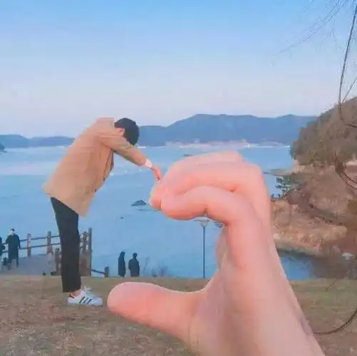 手指比心已out!现在拍照流行这10款爱心pose