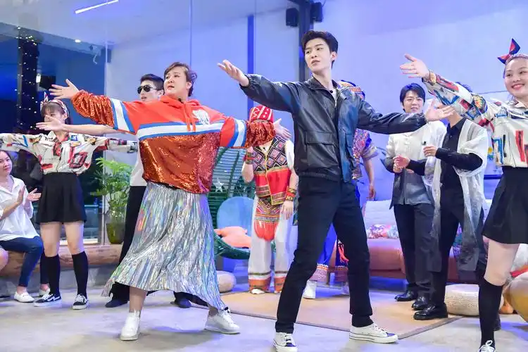 《青春环游记2》范丞丞变身莫扎特,与贾玲共跳双人舞 春游家族阳朔