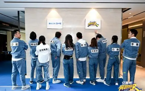 但对比发现,整体话题量最高的还是《跑男9》,毕竟是三大综艺当中最