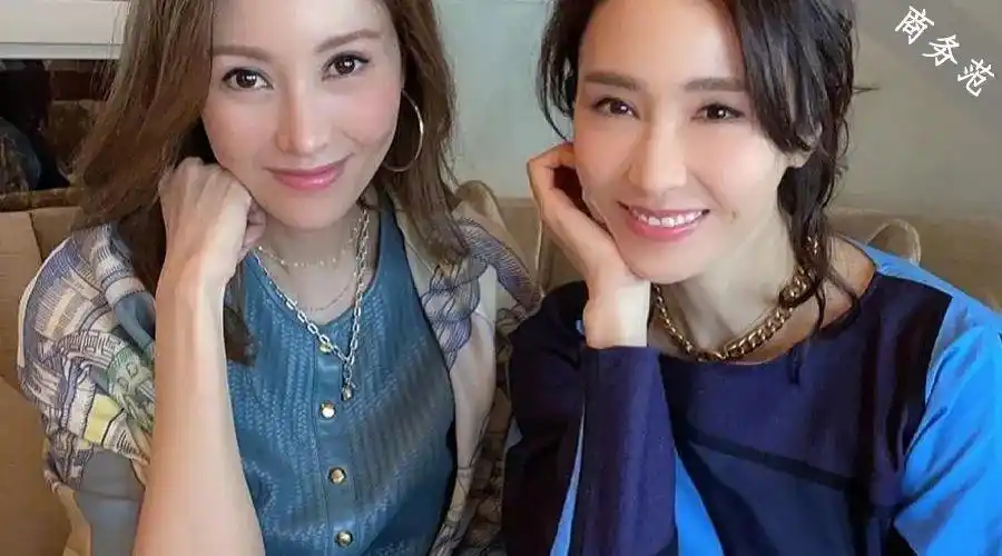 李嘉欣黎姿合影状态超好阔太闺蜜聚会可以让人变更美