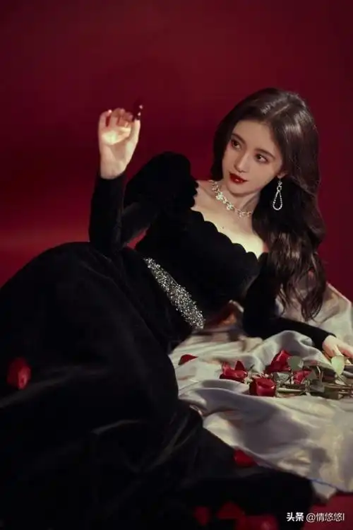 鞠婧祎黑色丝绒礼服鞠婧祎黑丝绒长裙显高贵典雅