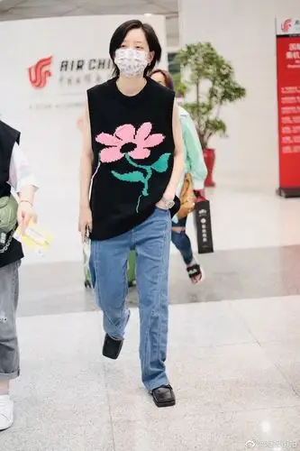 714李斯丹妮身穿moditec针织背心牛仔阔腿裤搭配martinerose的方头鞋