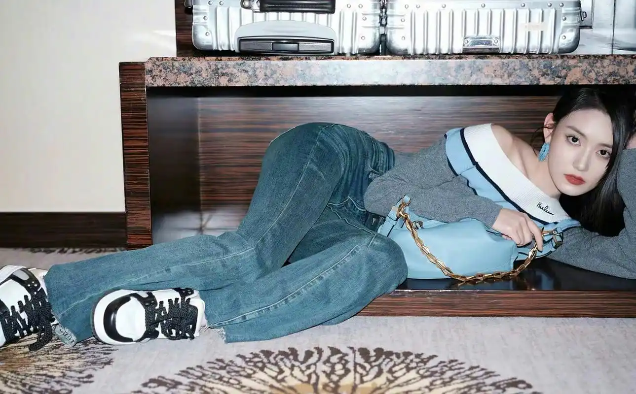 蒋依依紧身牛仔裤太顶了,你喜欢哪一张?