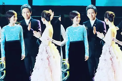 2016芭莎明星慈善夜:刘诗诗(邓超的表情仿佛再说我媳妇跟人跑了( )