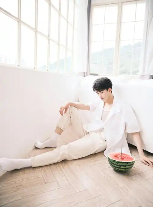 何洛洛季夏苏感随拍释出少年成熟未满漫渡夏日斑斓