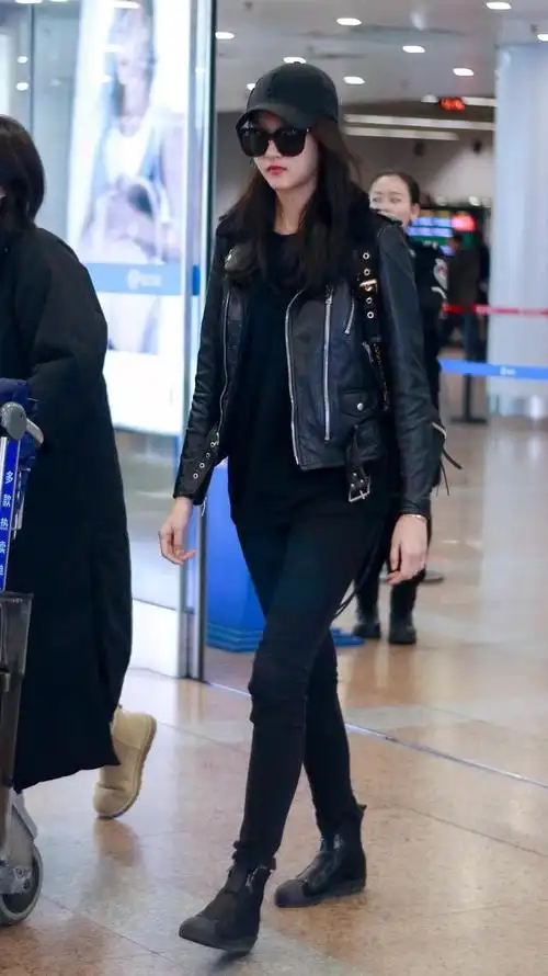 关晓彤化身酷girl皮衣穿搭气场十足