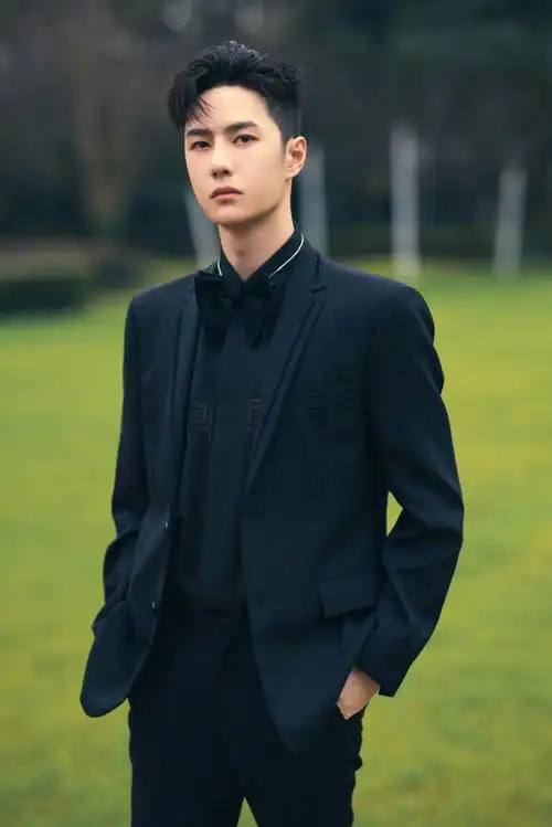 王一博酷黑出街