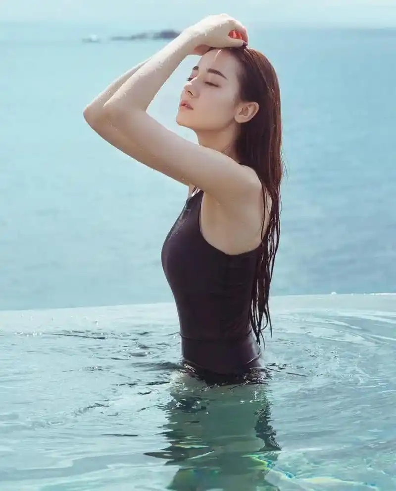 迪丽热巴泳照