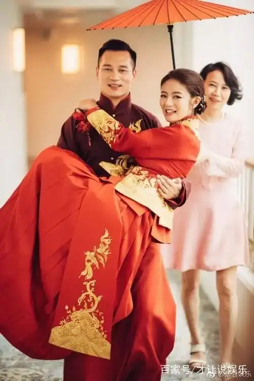 安以轩穿情侣装宣布怀孕,胡歌再次被网友催婚