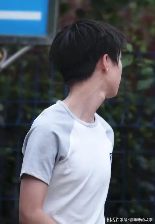 王俊凯喉结杀~这喉结可以单独出道了,撩人而不自知,太可了