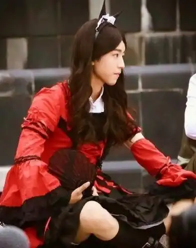 近日,网友曝光了一组王俊凯穿女装照片,照片中,他穿着黑红色女仆装,戴