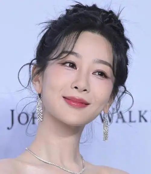 gq盛典红毯生图来了杨幂脸变圆润状态回春杨紫瘦出下颌线