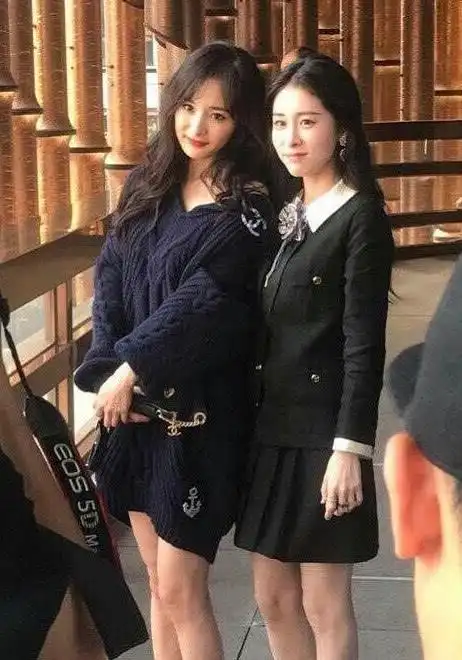 杨幂欧阳娜娜终于同框,有谁注意杨幂的手在哪?果然是当妈的人!