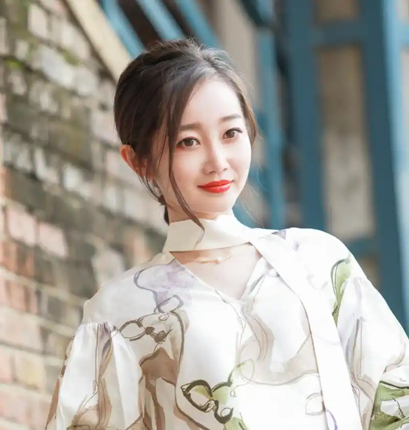 陈嘉男,90后东北姑娘,科班出身,误打误撞进入喜剧界,各个综艺频道频繁