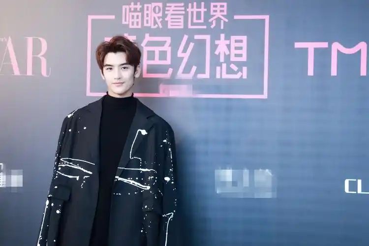 98"鲜"生黄俊捷作为受邀嘉宾帅气亮相,行走的青春荷尔蒙燃爆全场