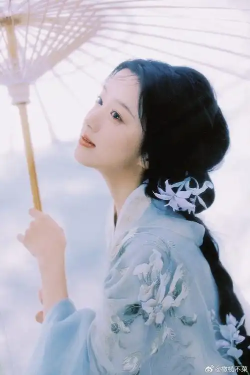 包上恩这套古风造型好清丽,如林间的花幻化成了明媚少女,新奇地感受着