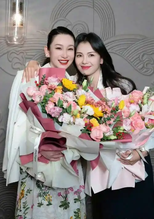 刘涛与秦海璐的暖心互动:真正的闺蜜情深似海