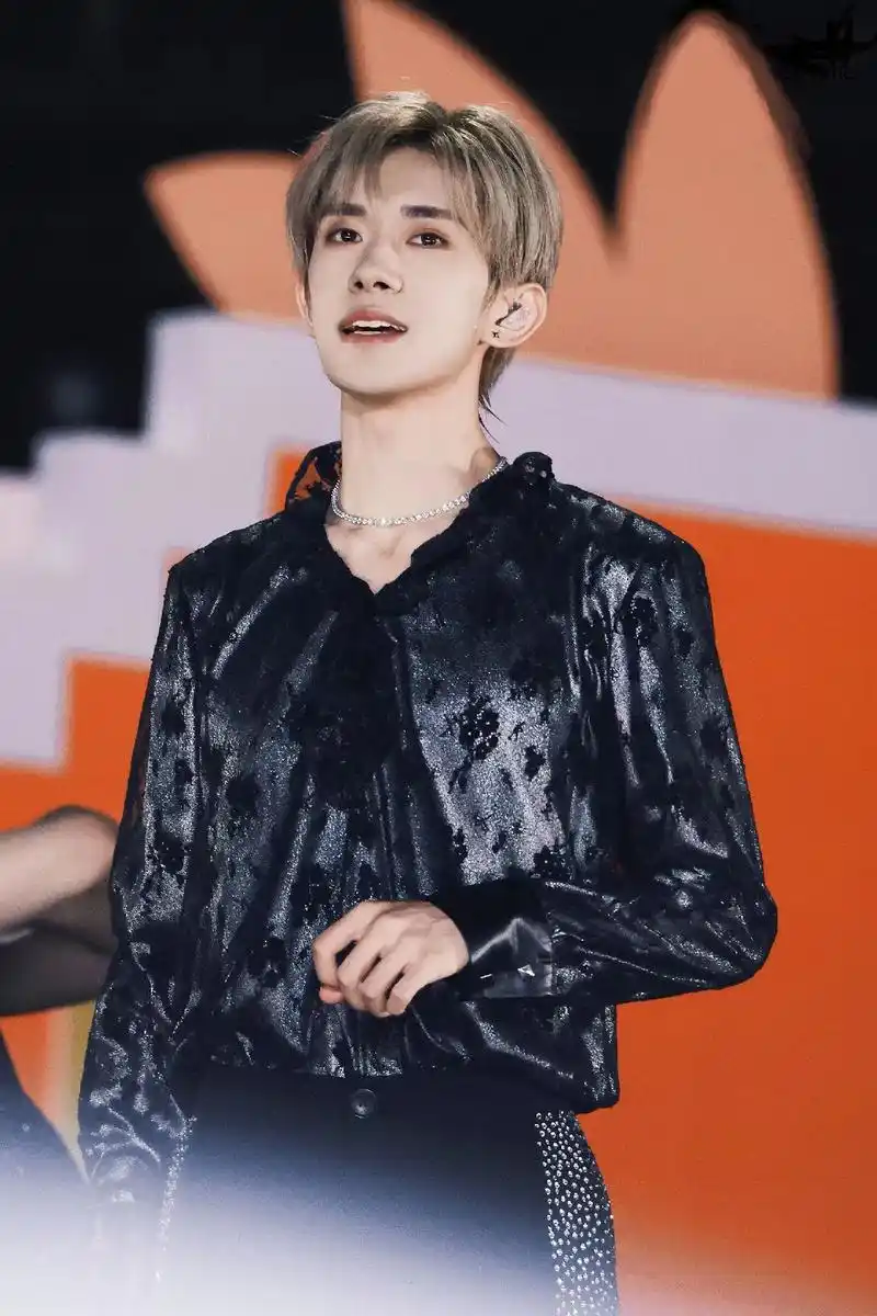 他在发光耶!05#易烊千玺 #爱豆 #易烊千玺绝美 - 抖音