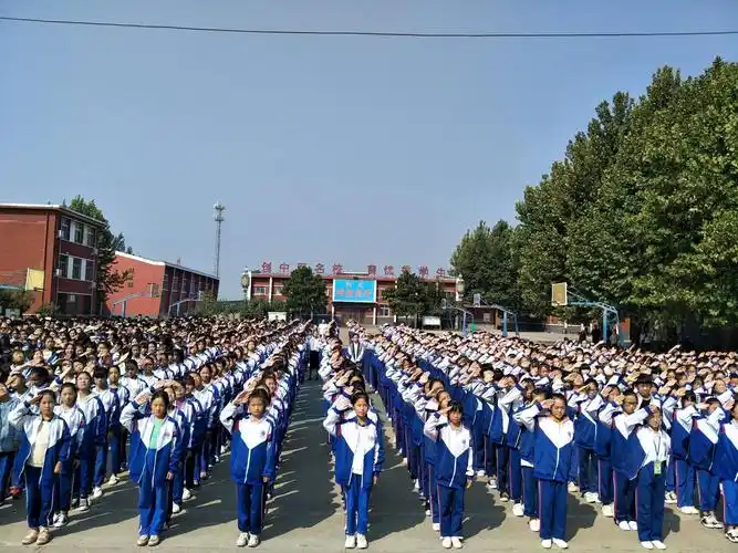 记忆 写美篇   拱猪"时吹牌衔牌的囧态,"勾技"时的喧闹,三中"勾技"第