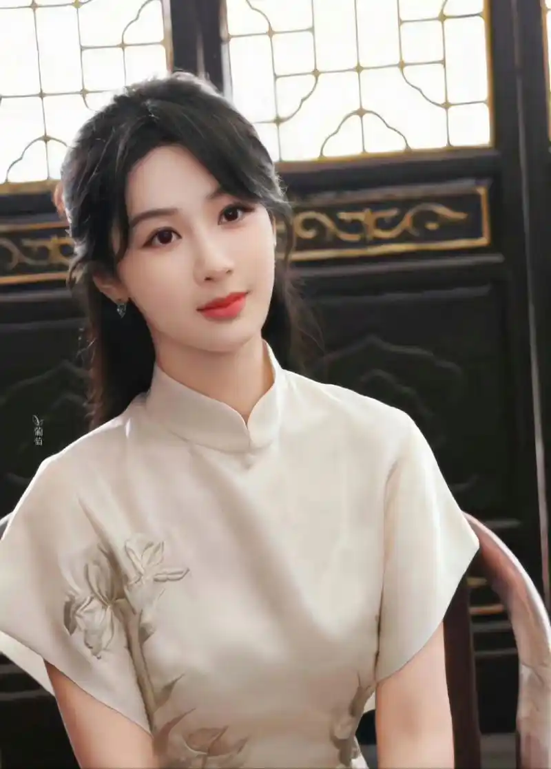 杨紫最新旗袍造型韵味十足,好有国风气质,这不就是战乱时代大小姐的