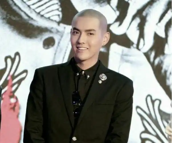 原创男星的光头照李现痞帅肖战惊艳蔡徐坤认不出