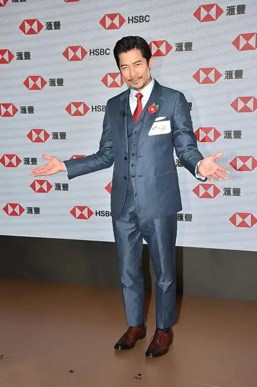 56岁郭富城不服老西装造型时髦帅气和34岁的妻子很般配