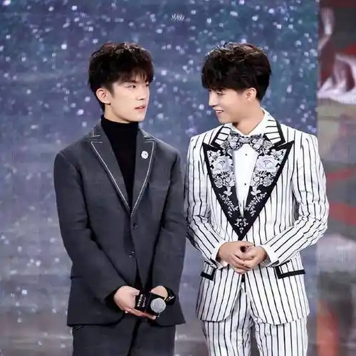 王俊凯,易烊千玺华表奖典礼同框!全程无交流_操作_活动_座位图