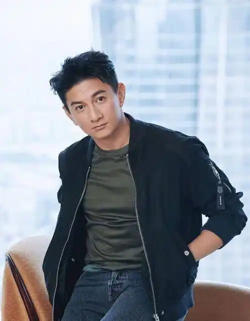 从他之前的出场和活动旧照来看,留着后背发型的吴奇隆依旧十分帅气