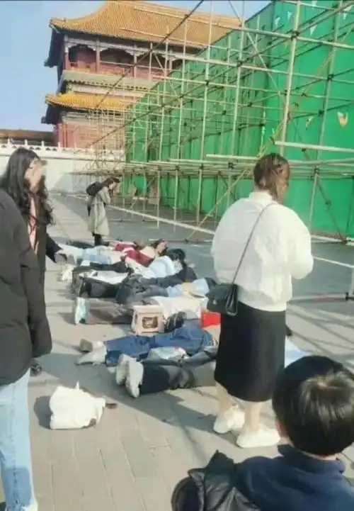 横店30多度穿羽绒服上班肖战管理不了你们我还管理不了衣服