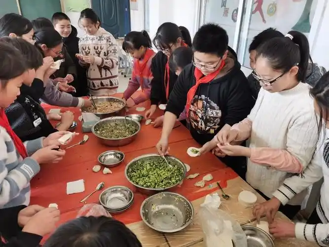 叶甸中心小学开展包饺子综合实践活动