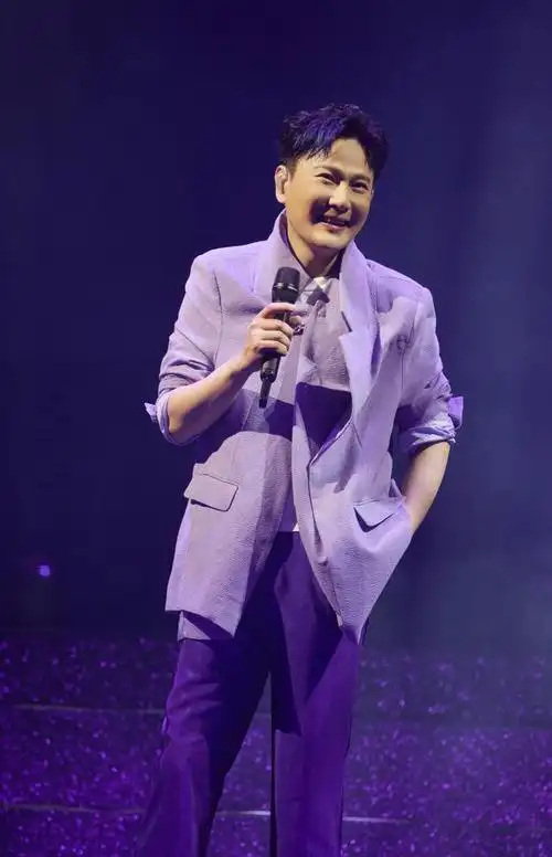 张信哲未来式2.0衢州站频被"告白",新造型秒变"白马王子"__财经头条