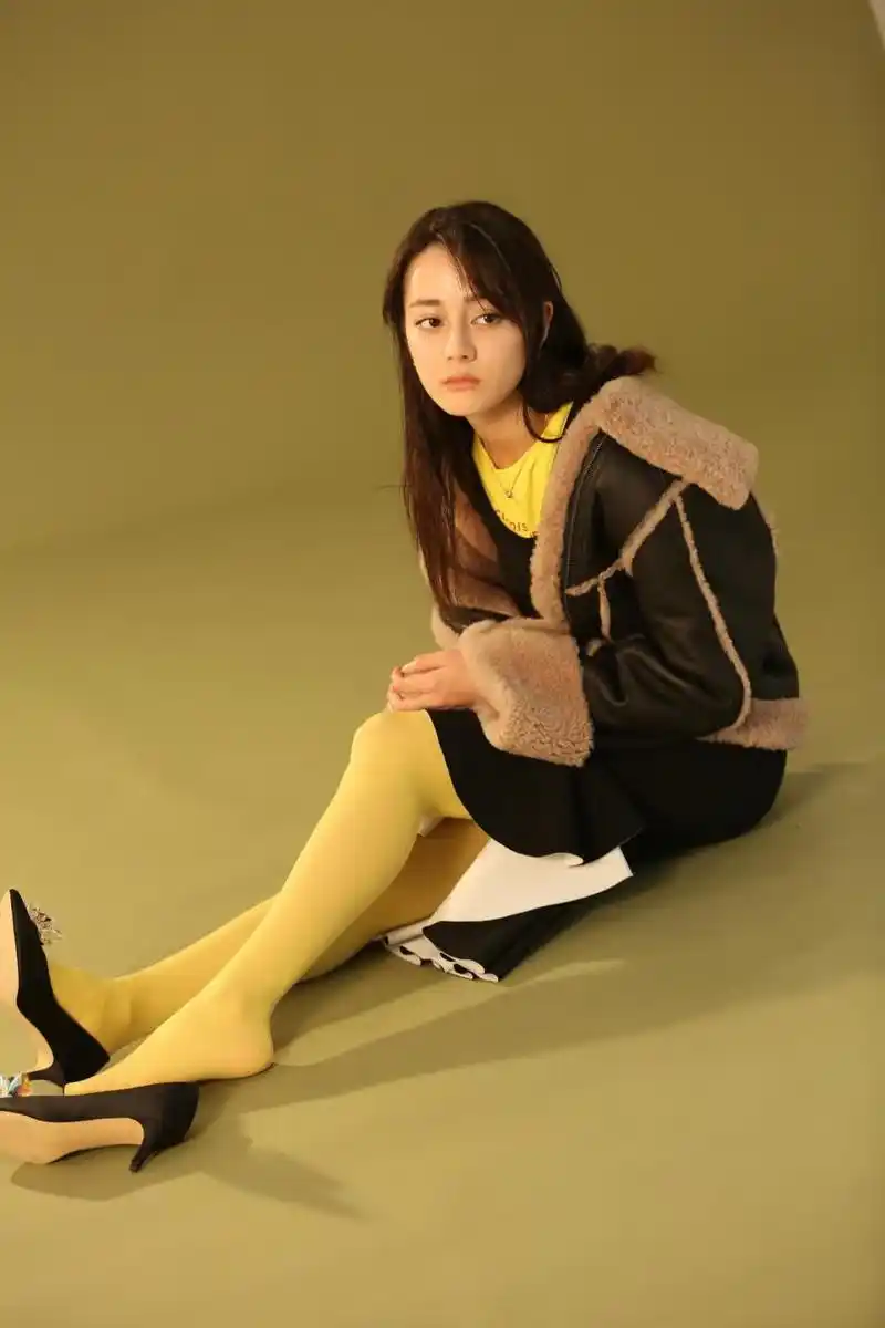 迪丽热巴美腿写真,如同夜晚的星辰,光彩夺目.