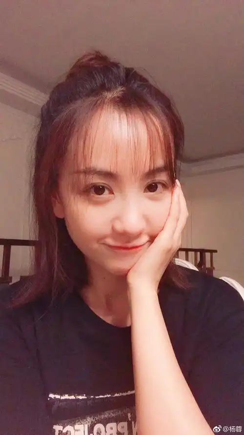 杨蓉爱保养绝对是杨蓉对自己状态的最后坚持,私下的杨蓉都是素颜状态