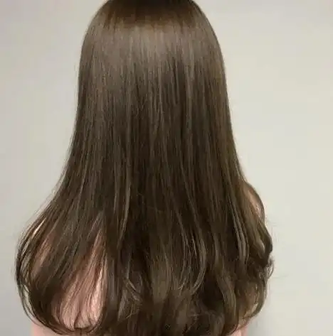 所以这个时候理发师一般会建议消费者在染成冷棕色前对头发进行褪色