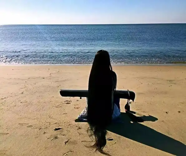 海边长发女裙裾飘飘