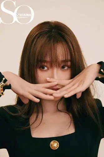 虞书欣 齐刘海配多造型古灵精怪