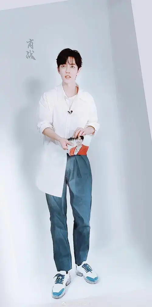 肖战超话#肖战#xz#正能量偶像肖战#肖战全身照@x玖少年团肖战daytoy"