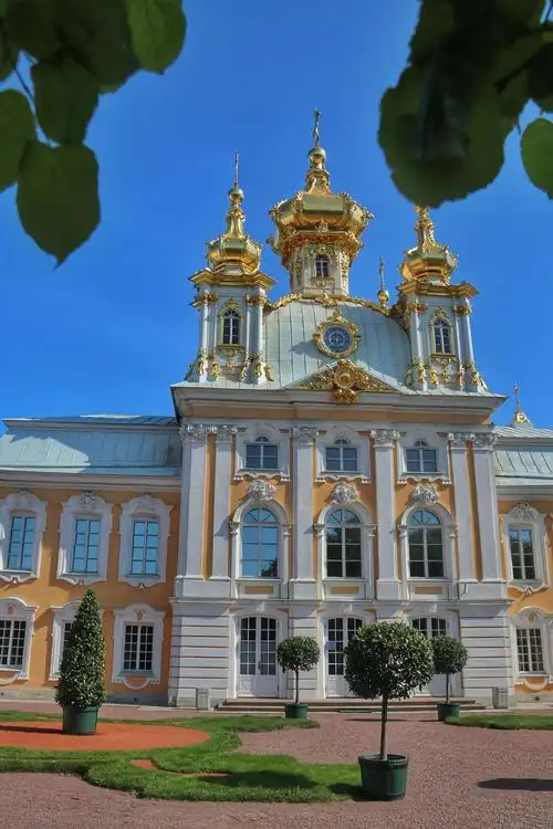 宫殿的格局则是建筑精巧淫靡,色彩清新柔和,弥漫着女性的柔美,娇媚的