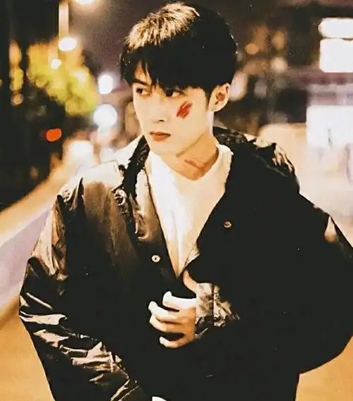 "和往常一样,马嘉祺每一群高年级的学生堵在角落里要钱,他拼尽全力的