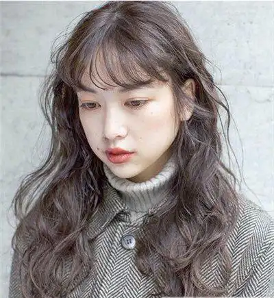 发型   进入2019年,中长发仍然是流行的发型之一,比起短发来,中长发更