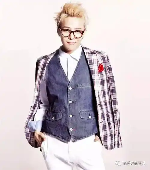 权志龙出席《老九门》发布会时,一身西装造型亮相的张艺兴,戴着一副