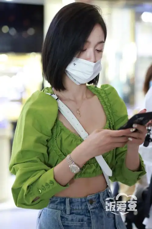 527吴宣仪吴宣仪今日机场look更新草绿色褶皱设计背心套装搭配不规则