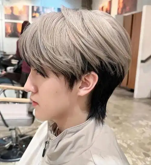 时尚新宠,18 到 30 岁男士的微中分狼尾鲻鱼头,露耳效果帅炸天