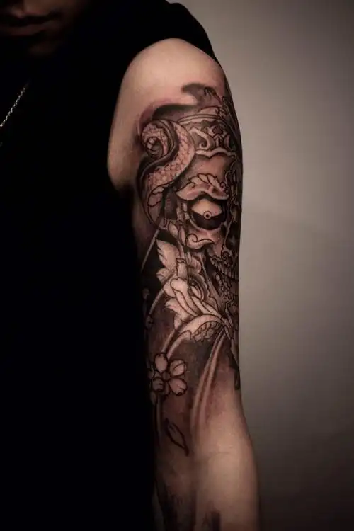 冷峻的潘先生手臂上的个性骷髅纹身图案